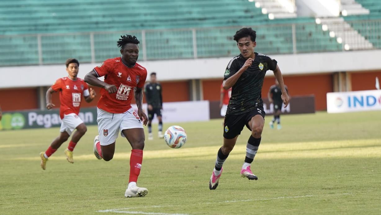 Striker asal Ghana, Derrick Sasraku, beraksi di Malut United FC. - INDOSPORT