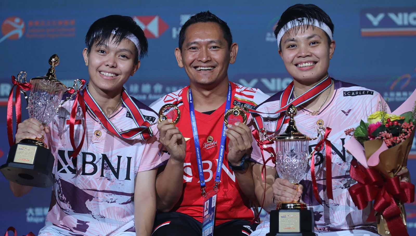 Pasangan ganda putri Indonesia, Apriyani Rahayu/Siti Fadia Silva Ramadhanti bersama asisten pelatih ganda putri Pelatnas PBSI, Prasetyo Restu Basuki di podium juara Hong Kong Open 2023. (Foto: PBSI)
