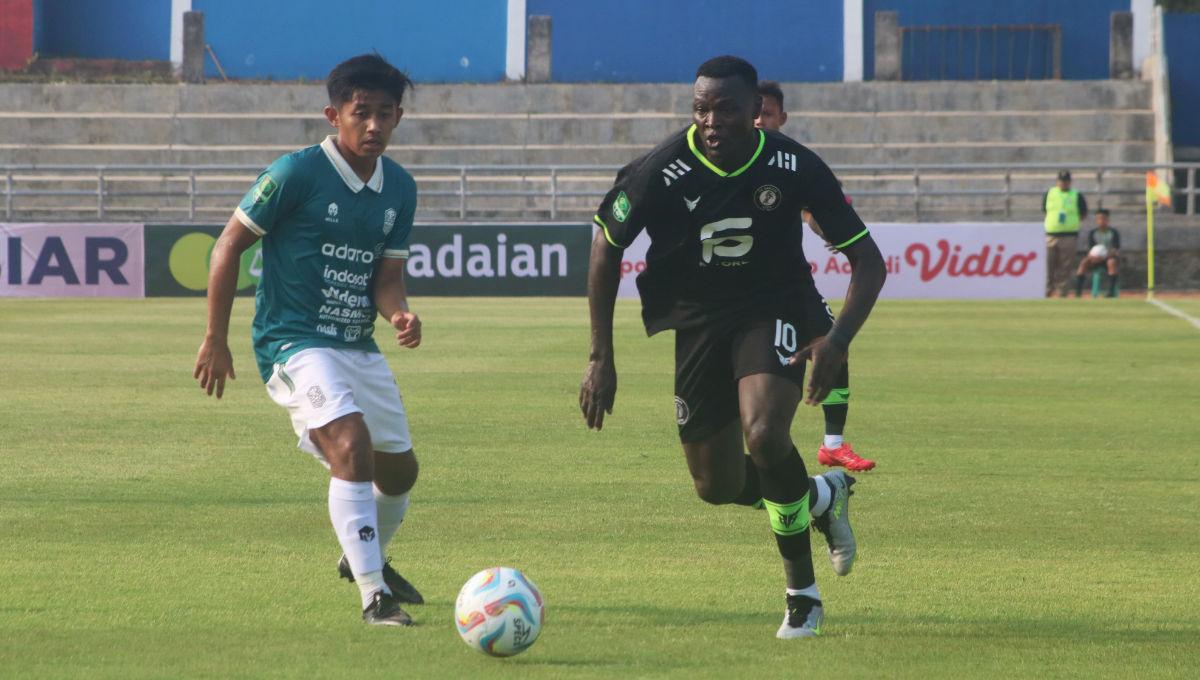 Pergerakan penyerang FC Bekasi City, Ezechiel N'douassel, dibayangi pemain Nusantara United dalam pertandingan Liga 2 2023-2024 di Stadion Kebogiro Boyolali, Minggu (17/9/23).