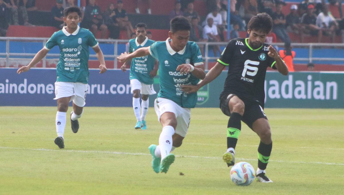 Pergerakan winger FC Bekasi City, Saldi Amiruddin, dikawal ketat pemain Nusantara United dalam pertandingan Liga 2 2023-2024 di Stadion Kebogiro Boyolali, Minggu (17/9/23).