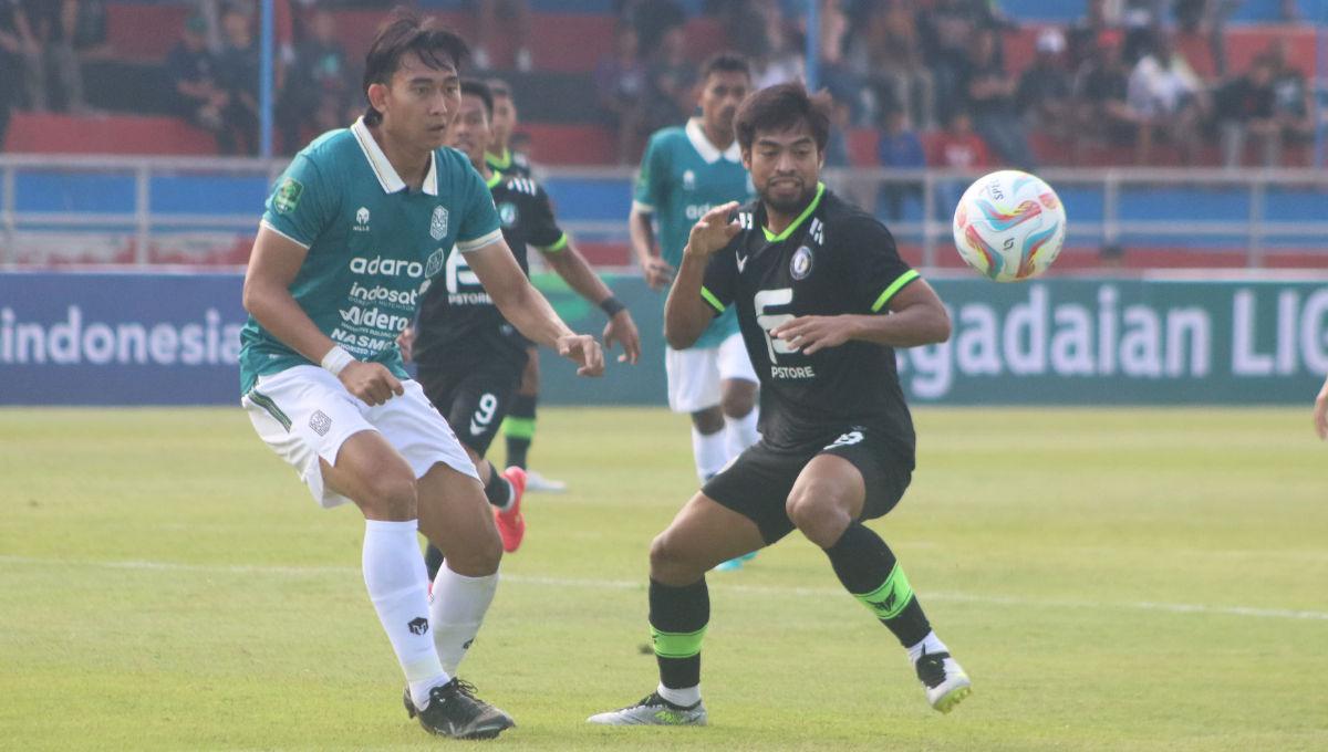 Bek Nusantara United, Komang Tri Arta Wiguna, berhasil menghalau bola yang hendak dikuasai Winger FC Bekasi City, Saldi Amiruddin, dalam pertandingan Liga 2 2023-2024 di Stadion Kebogiro Boyolali, Minggu (17/9/23).