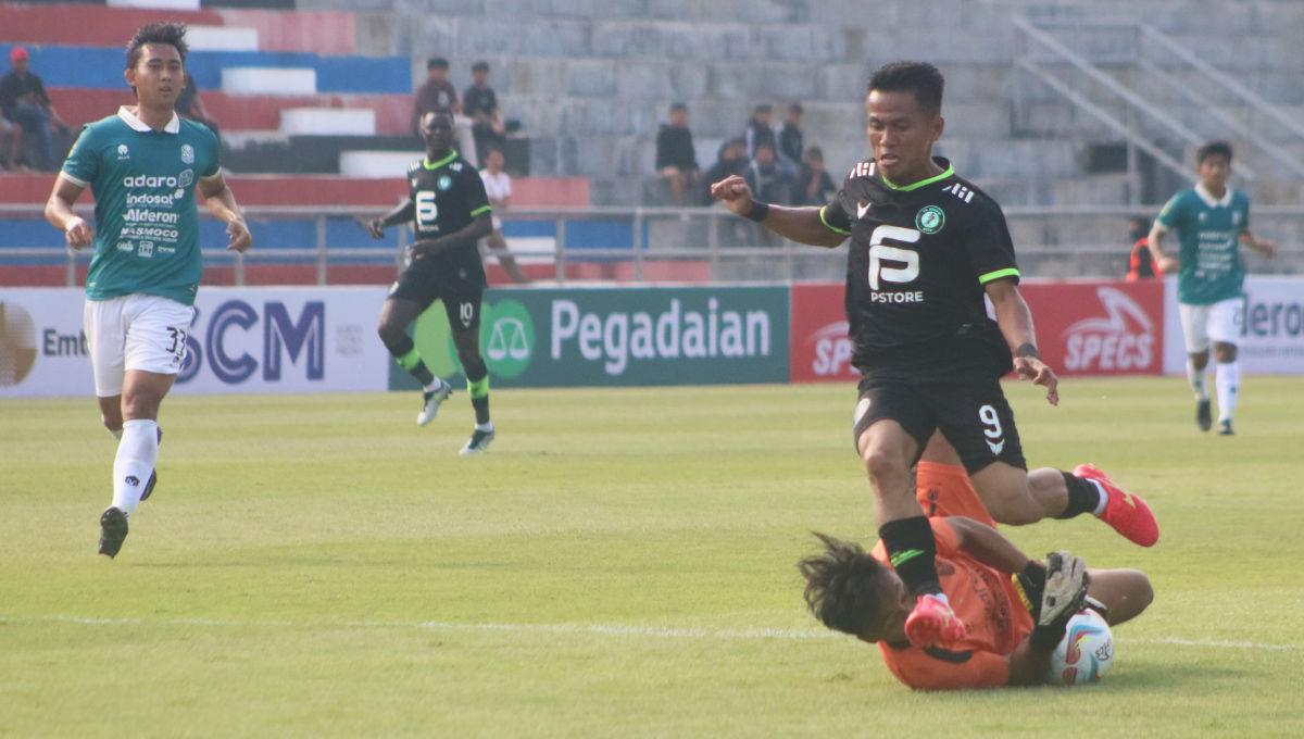 Kiper Nusantara United, Luthfi Masrohan, merebut bola yang hendak dikuasai penyerang FC Bekasi City, Ghozali Siregar, dalam pertandingan Liga 2 2023-2024 di Stadion Kebogiro Boyolali, Minggu (17/9/23).