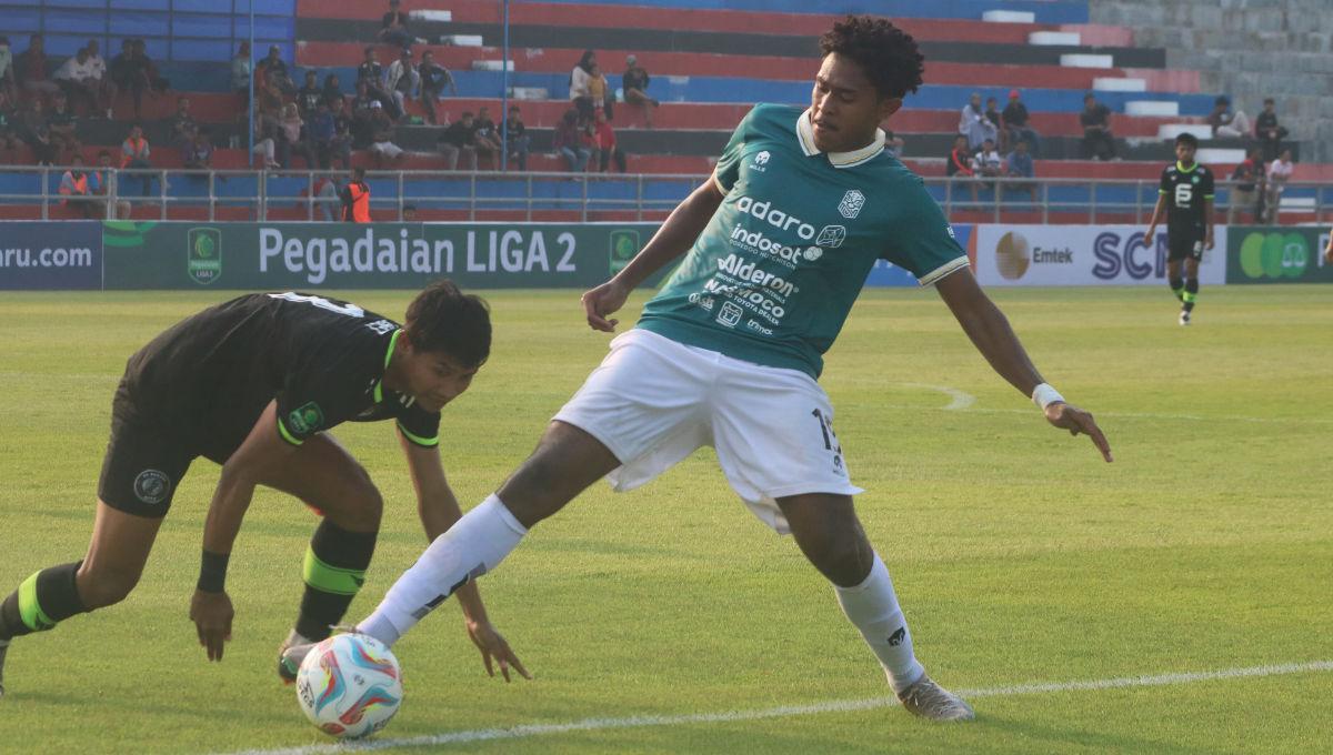 Gelandang Nusantara United, Brian Fatari, berusaha menguasai bola di sektor pertahanan FC Bekasi City dalam pertandingan Liga 2 2023-2024 di Stadion Kebogiro Boyolali, Minggu (17/9/23).