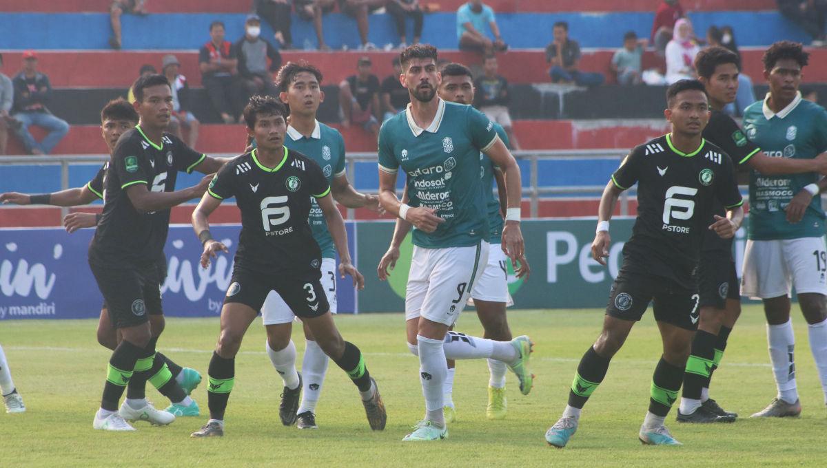 Penjagaan ketat pemain FC Bekasi City pada para pemain Nusantara United Gelandang Nusantara United, Kardianata Tarigan, saat dikawal winger FC Bekasi City, Saldi Amiruddin, dalam pertandingan Liga 2 2023-2024 di Stadion Kebogiro Boyolali, Minggu (17/9/23)