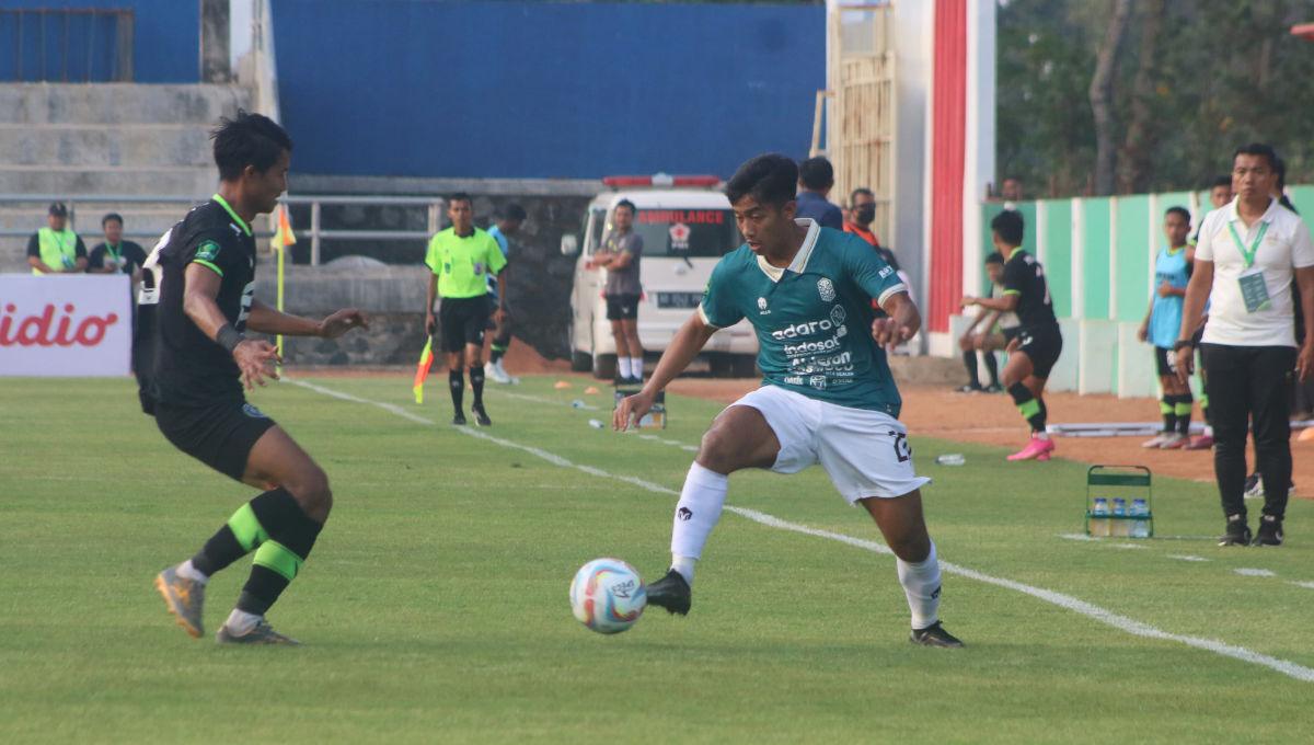 Gelandang Nusantara United, Kardianata Siregar, berusaha melewati bek FC Bekasi City dalam pertandingan Liga 2 2023-2024 di Stadion Kebogiro Boyolali, Minggu (17/9/23).