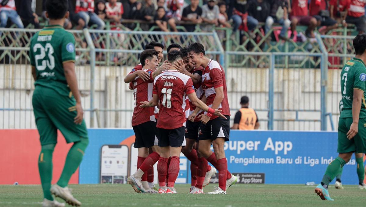 Selebrasi pemain Madura United saat mencetak gol ke gawang Persebaya di pekan ke-12 Liga 1 2023-2024