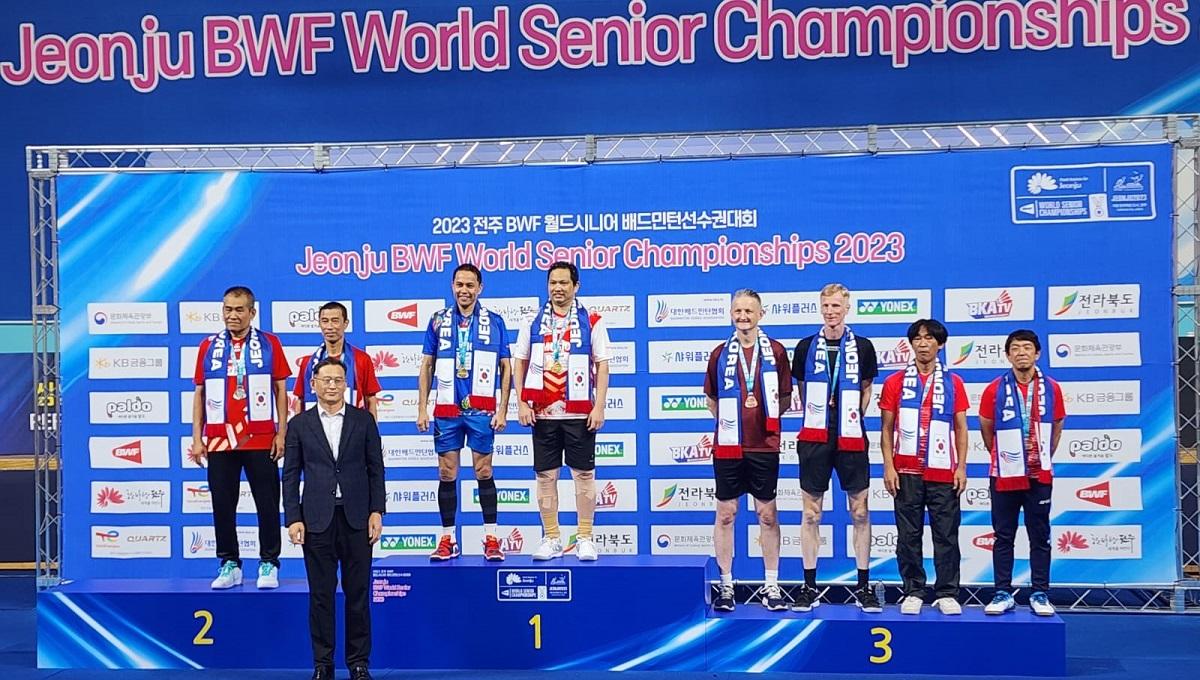 Momen legenda bulutangkis Indonesia naik podium Kejuaraan Dunia Bulutangkis Senior 2023.