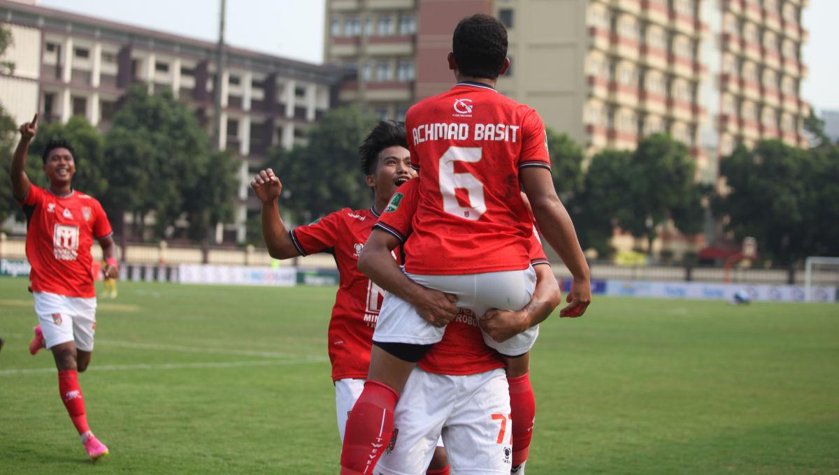 Selebrasi para pemain Malut United FC atas gol Achmad Basit ke gawang Perserang pada laga Liga 2 2023/2024 di Stadion PTIK, Jakarta, Senin (18/09/23).