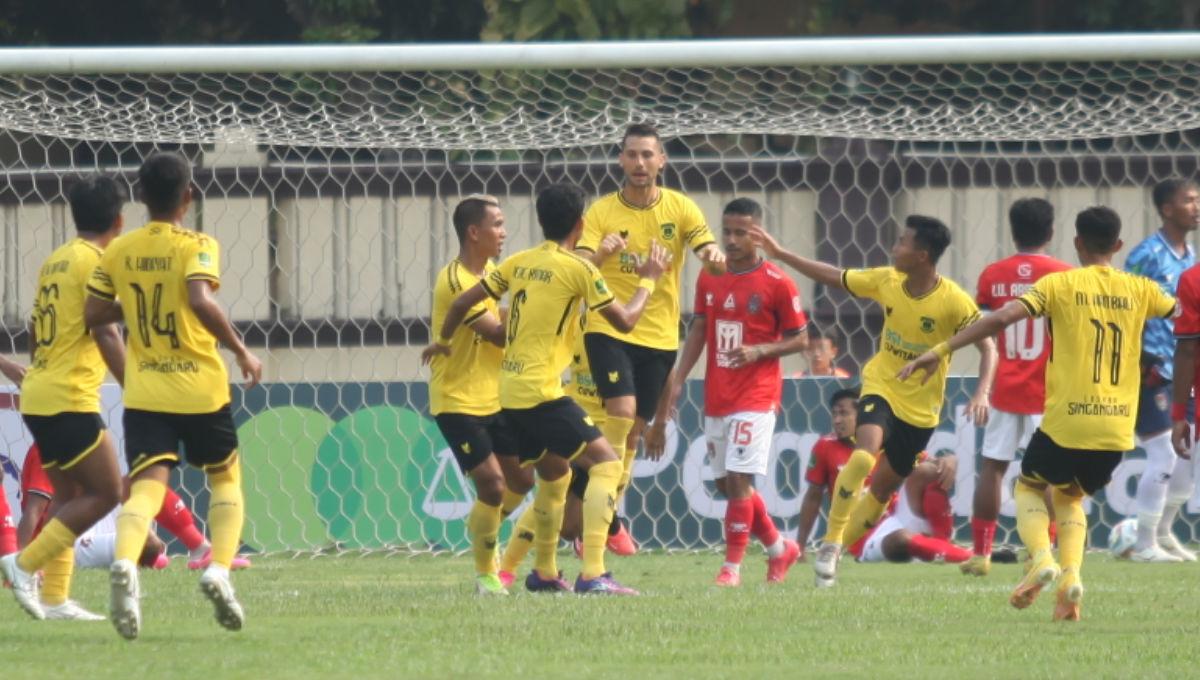 Selebrasi para pemain Perserang usai Fatjon Celani mencetak gol ke gawang Malut United FC dalam laga Liga 2 2023/2024 di Stadion PTIK, Jakarta, Senin (18/09/23).