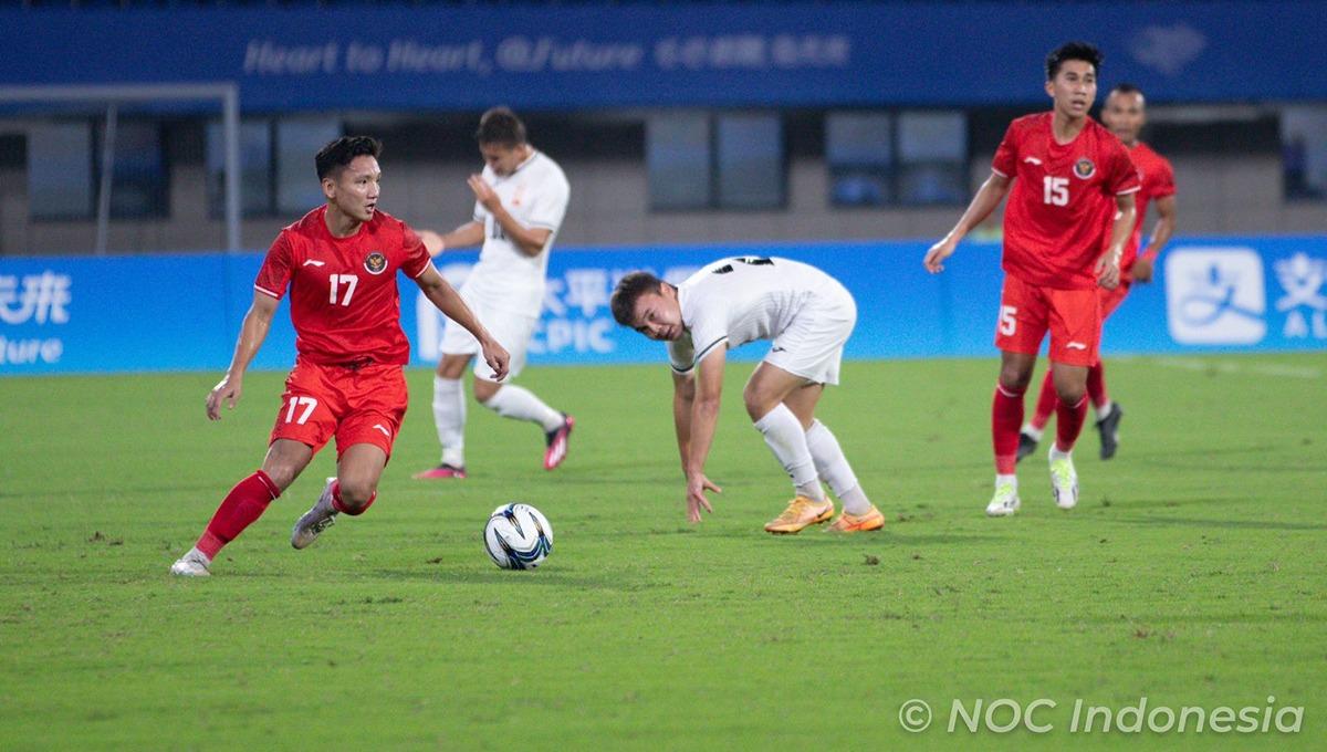 Aksi Syahrian Abimanyu di laga grup F Asian Games 2022 antara Timnas Indonesia U-23 vs Kirgistan. (Foto: Naif Al'as/NOC Indonesia) - INDOSPORT