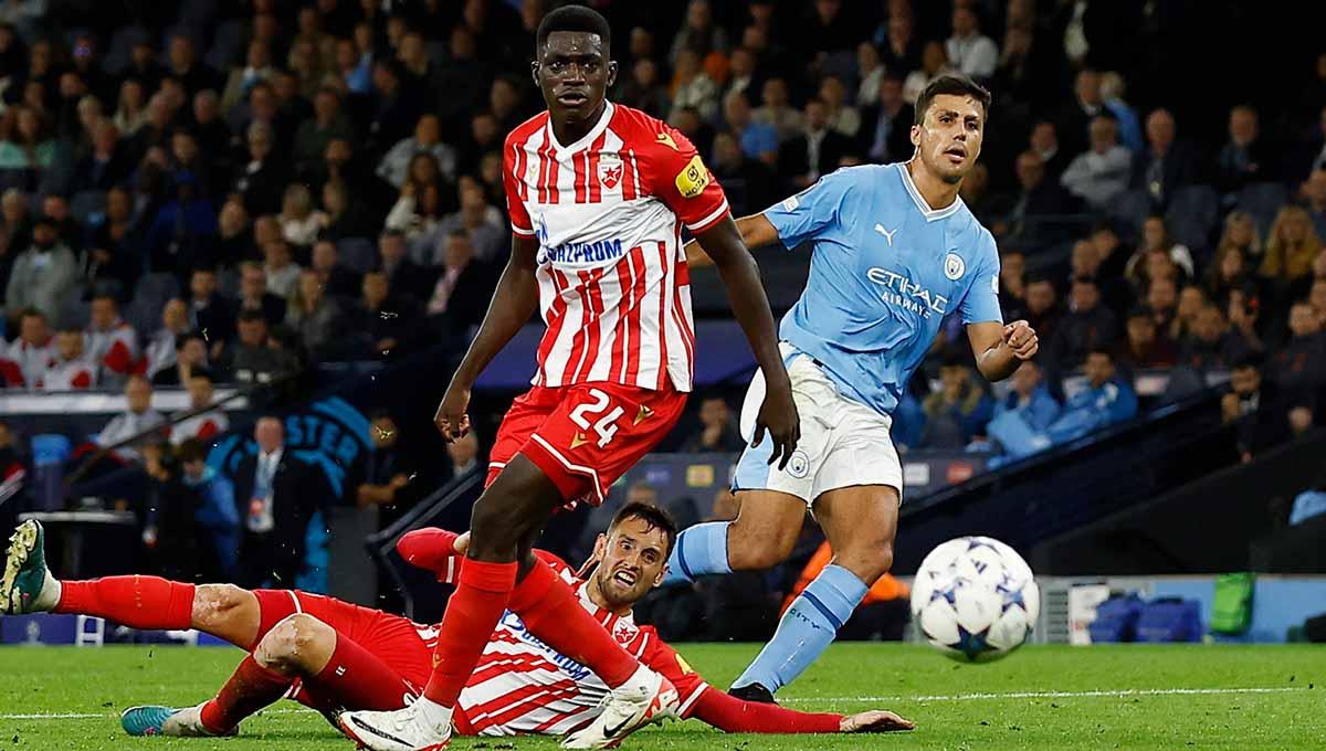 Pemain Manchester City, Julian Alvarez saat melepaskan tendangan ke gawang Red Star Belgrade dan berbuah gol di Liga Champions.