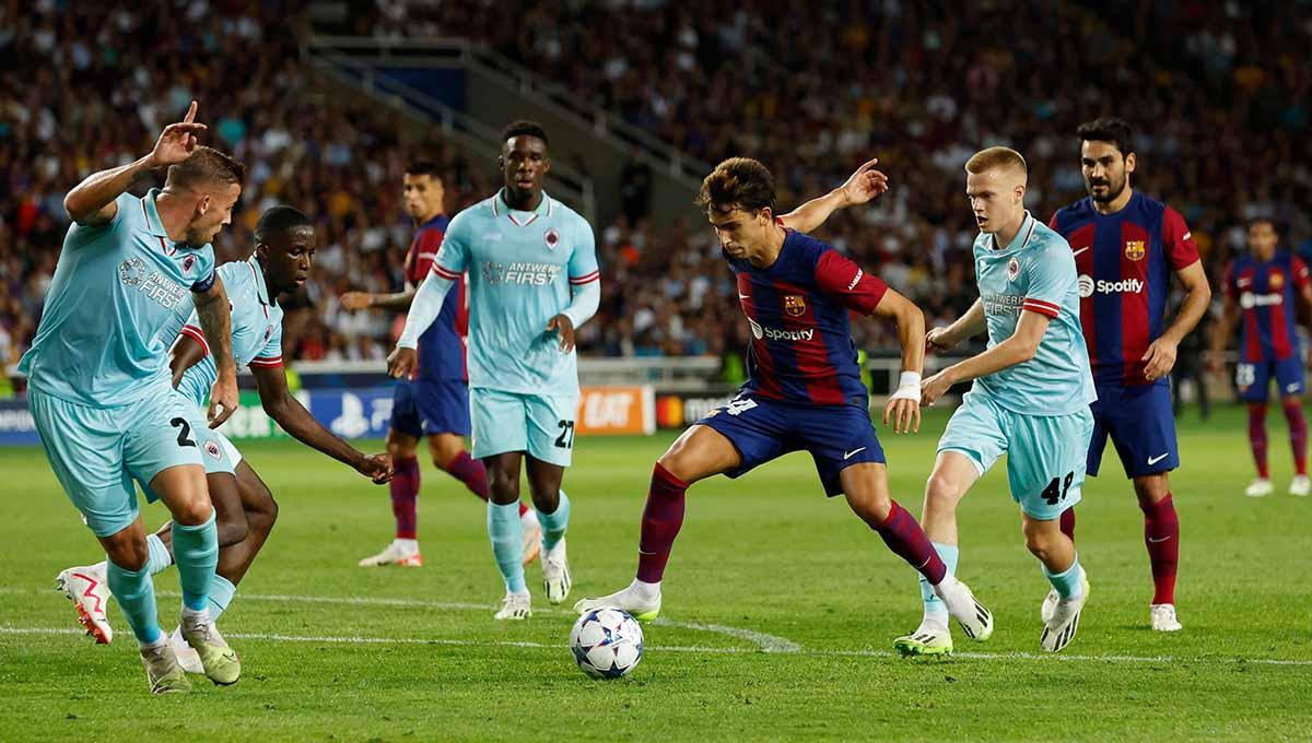 Pemain Barcelona saat melindungi bola dari rebutan pemain Antwerp di Liga Champions. - INDOSPORT