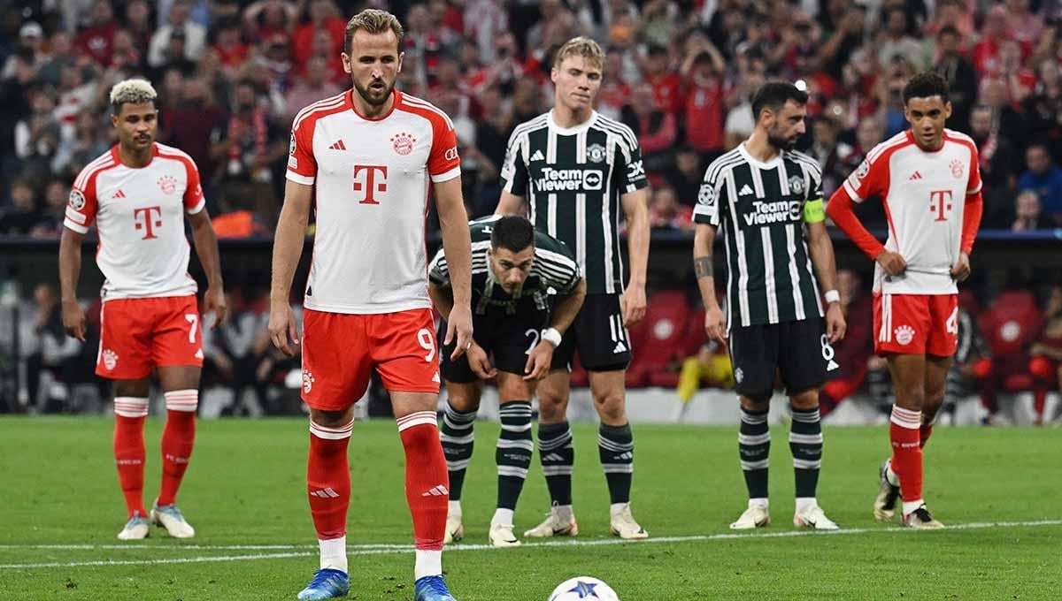 Penyerang Bayern Munchen,Harry Kane bersiap melakukan tendang penalti ke gawang Manchester United di Liga Champions. - INDOSPORT