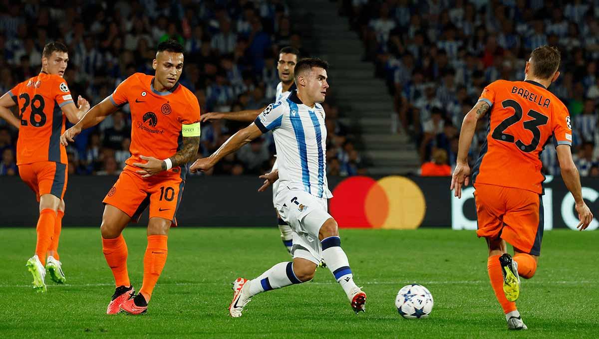 Pemain Inter Milan, Lautaro Martinez berusaha merebut bola dari kaki pemain Real Sociedad di Liga Champions.