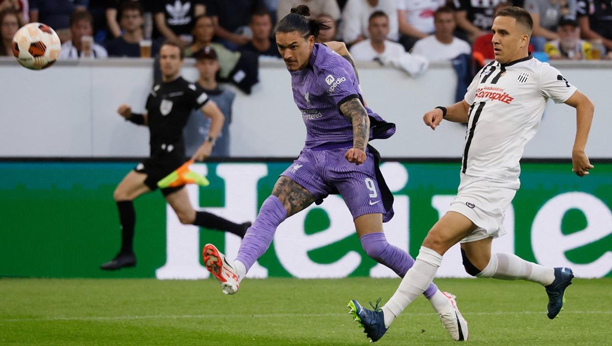 Darwin Nunez sejauh ini mencatatkan rapor apik bersama Liverpool sepanjang 2023/2024. Foto: REUTERS/Leonhard Foeger.