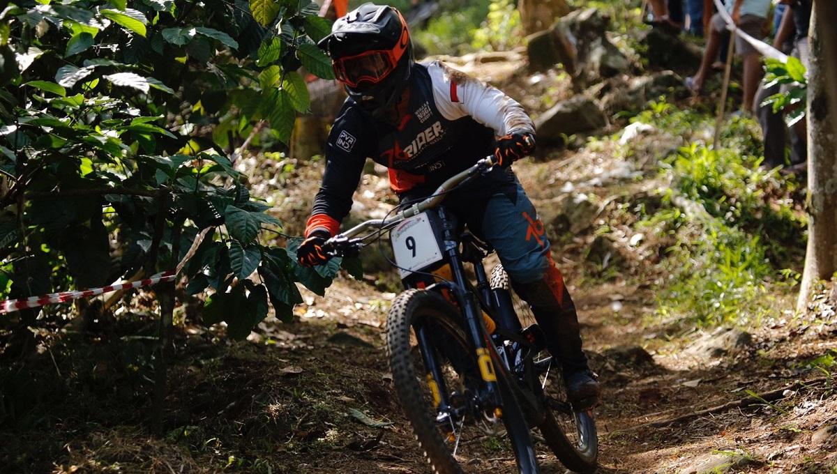 Khoiful Mukhib saat berlaga di 76 Indonesian Downhill 2022 Seri 2 di Ternadi Bike Park, Kudus, Jawa Tengah. - INDOSPORT