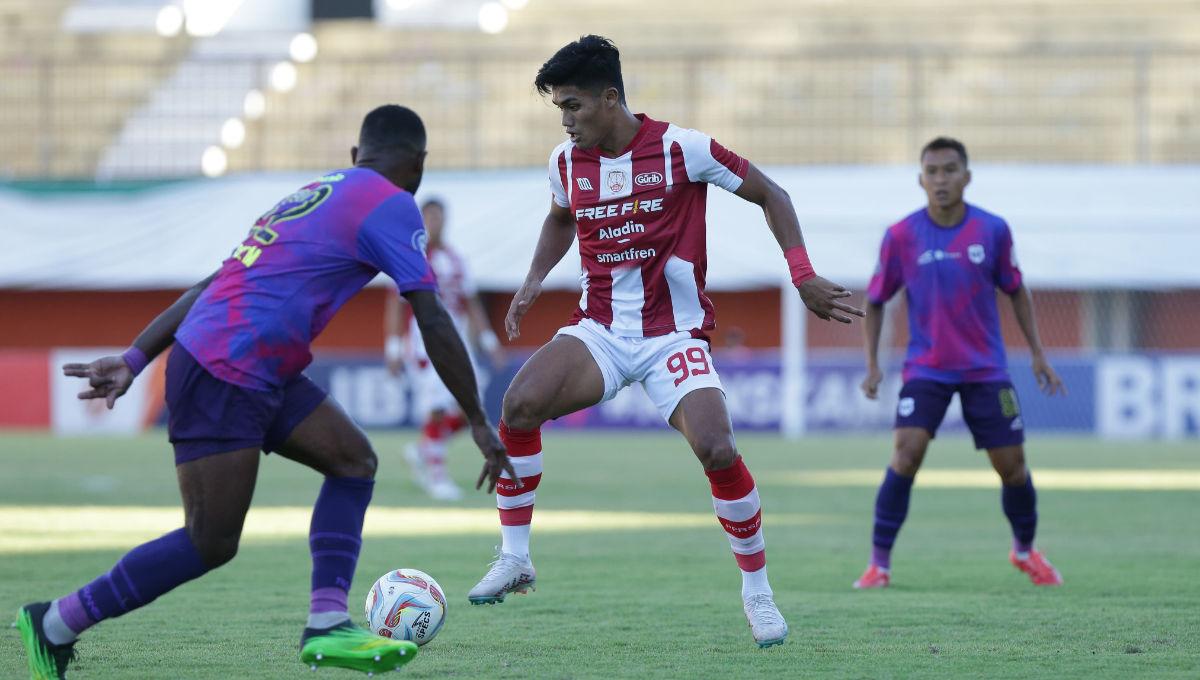 Penyerang Persis Solo, Ramadhan Sananta, dibayangi bek RANS, Marckho Meraudje, dalam laga pekan ke-13 Liga 1 2023-2024 di Maguwoharjo, Jumat (22/9/23).