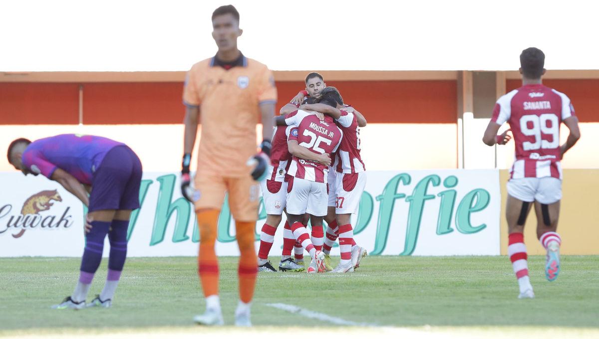 Selebrasi para pemain Persis Solo saat merayakan gol Alexis Messidoro dalam laga pekan ke-13 Liga 1 2023-2024 di Maguwoharjo, Jumat (22/9/23). - INDOSPORT