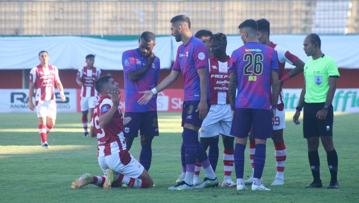 Penyerang Persis Solo, David Gonzalez, memprotes bek RANS Nusantara FC setelah berduel dalam laga pekan ke-13 Liga 1 2023-2024 di Maguwoharjo, Jumat (22/9/23).