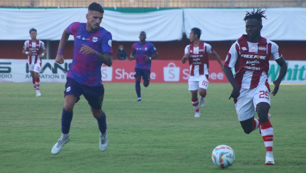 Gelandang Persis Solo, Moussa Sidibe, berusaha melewati penjagaan bek RANS Nusantara FC dalam laga pekan ke-13 Liga 1 2023-2024 di Maguwoharjo, Jumat (22/9/23).