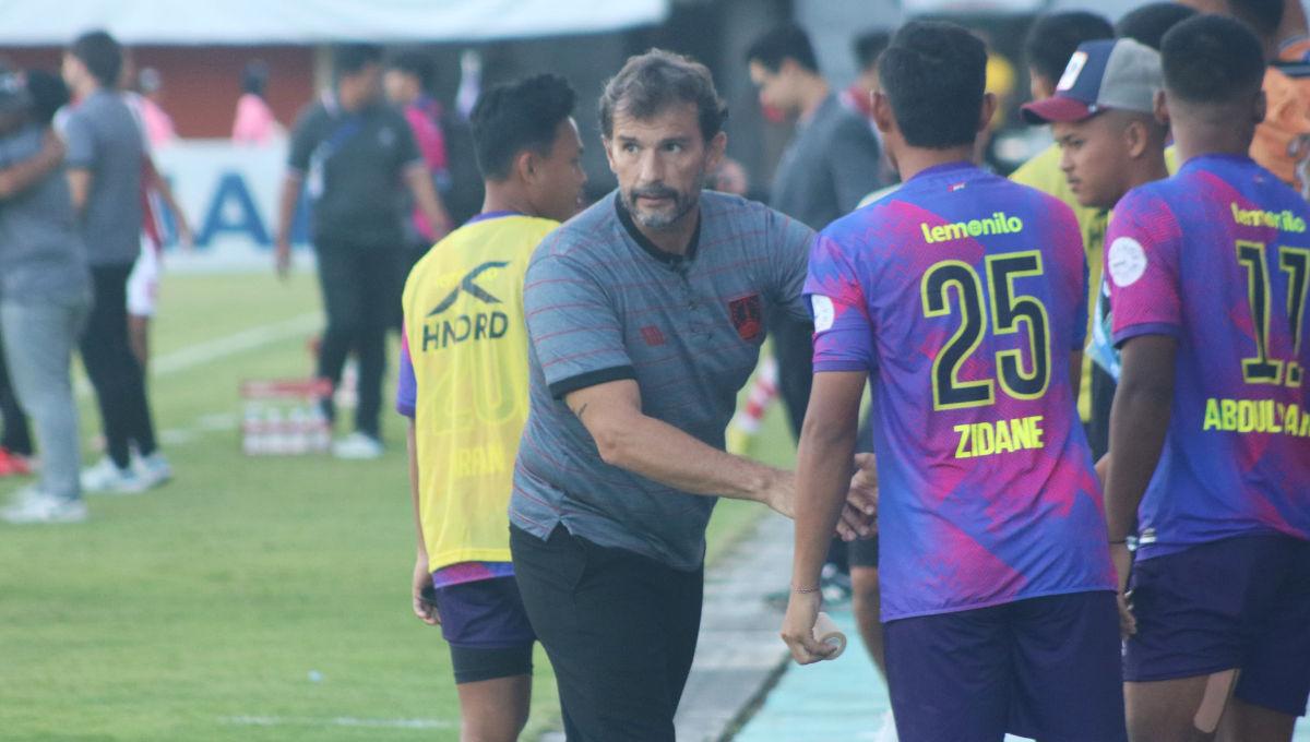 Pelatih Persis Solo, Leonardo Medina, menyalami ofisial Rans Nusantara FC usai laga pekan ke-13 Liga 1 2023/24 di Maguwoharjo, Jumat (22/9/23).