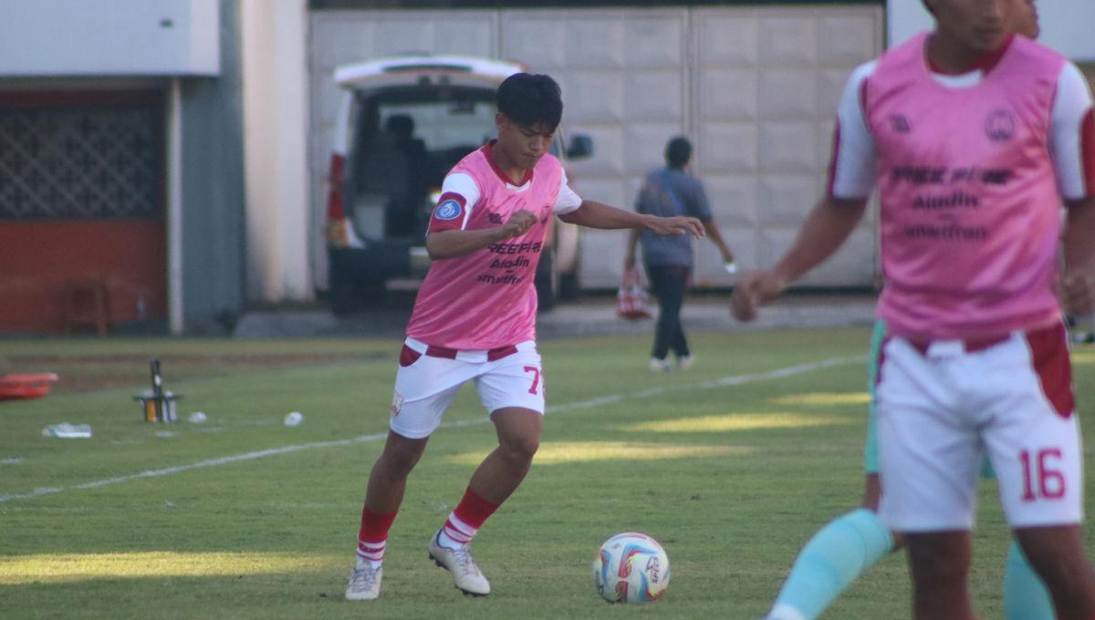 Gelandang Persis Solo, Zanadin Fariz, untuk pertama kali masuk line up sejak operasi cedera lutut pada Maret 2023.