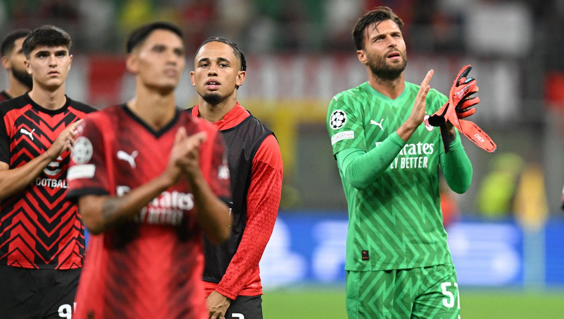 Marco Sportiello (kanan), memberikan apresiasi bersama rekannya selepas laga AC Milan vs Newcastle di Liga Champions, Selasa (19/09/23). - INDOSPORT