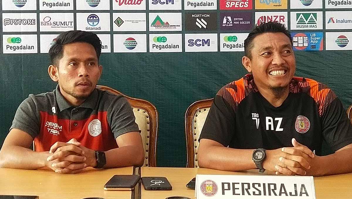 Pelatih Persiraja, Achmad Zulkifli (kanan), didampingi pemainnya, Andik Vermansyah (kiri) saat konferensi pers di Liga 2 beberapa waktu silam.