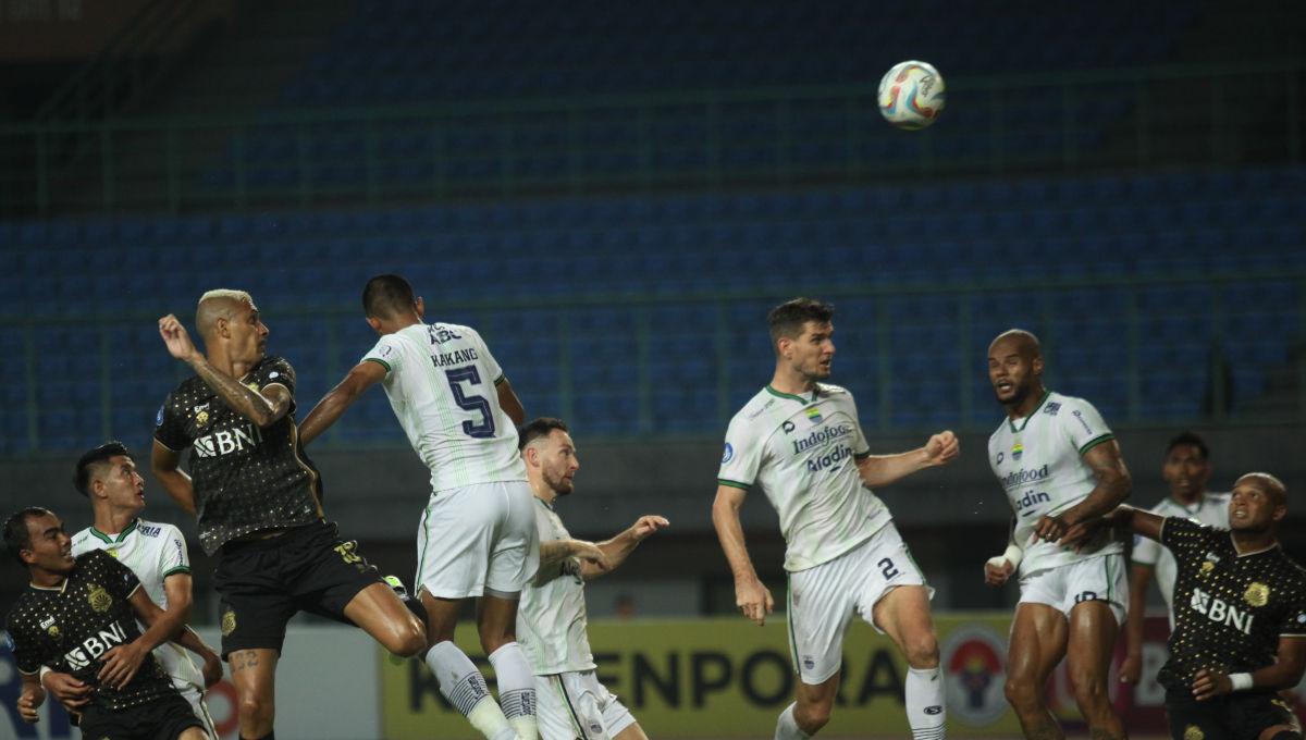 Duel udara antara pemain Bhayangkara FC dengan pemain Persib pada laga pekan ke-13 Liga 1 2023/2024 di stadion Patriot, Sabtu (23/09/23).