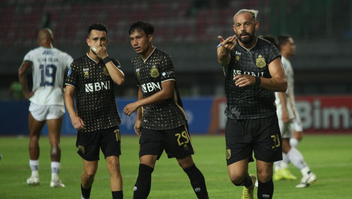 Selebrasi pemain Bhayangkara FC, Matias Mier usai cetak gol ke gawang Persib pada laga pekan ke-13 Liga 1 2023/2024 di stadion Patriot, Sabtu (23/09/23).