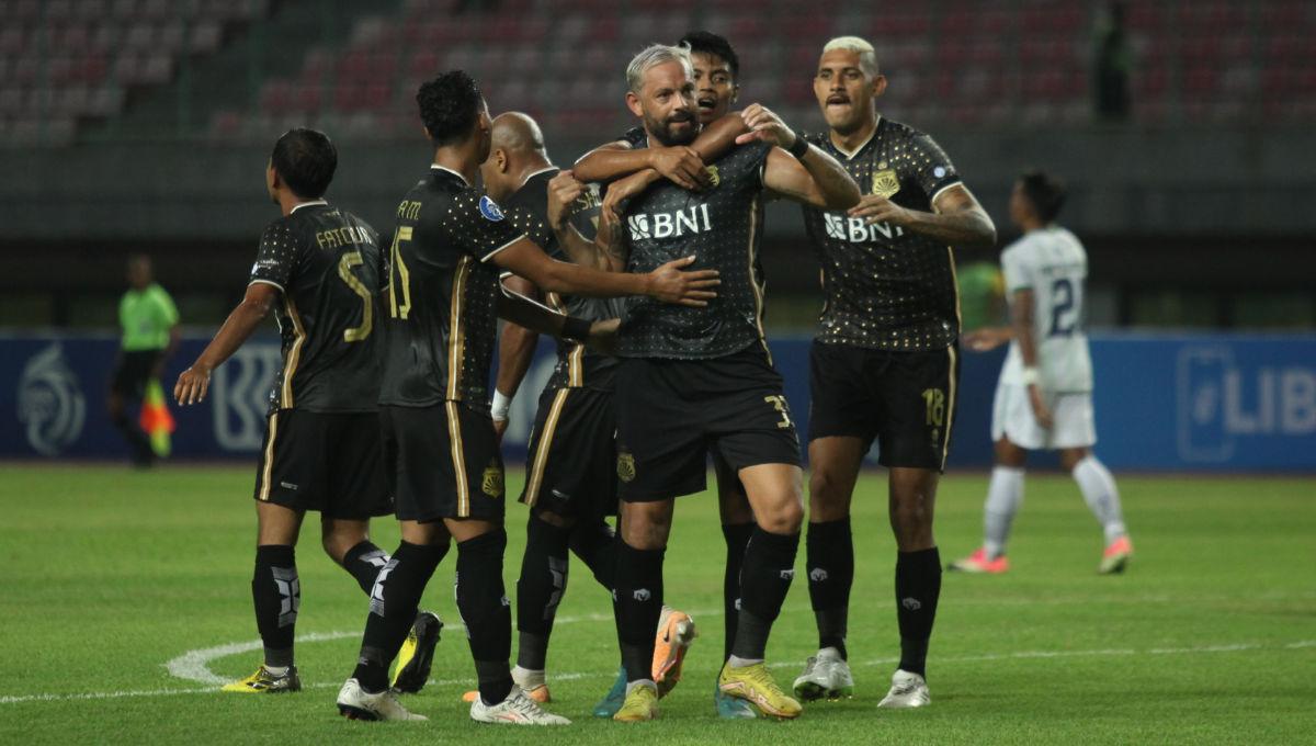 Selebrasi pemain Bhayangkara FC, Matias Mier usai cetak gol ke gawang Persib pada laga pekan ke-13 Liga 1 2023/2024 di stadion Patriot, Sabtu (23/09/23).