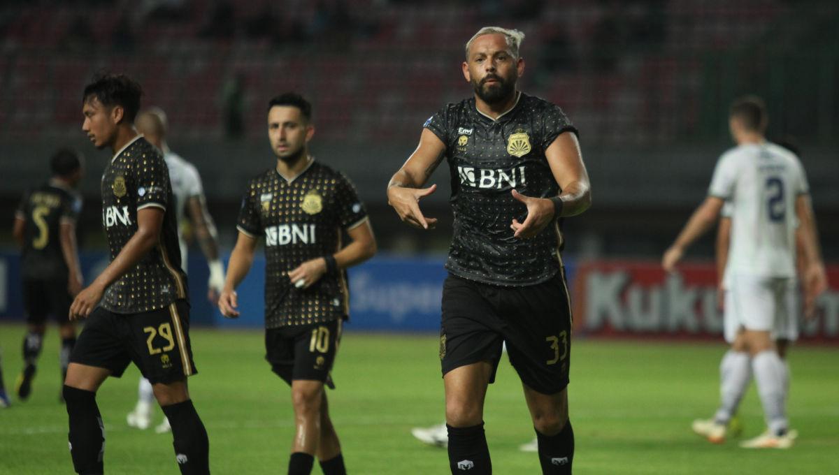 Selebrasi pemain Bhayangkara FC, Matias Mier usai cetak gol ke gawang Persib pada laga pekan ke-13 Liga 1 2023/2024 di stadion Patriot, Sabtu (23/09/23).