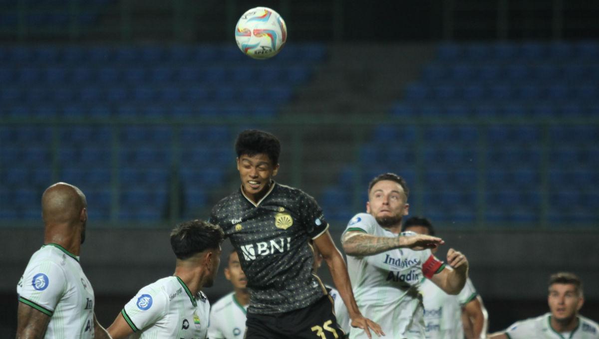 Duel udara pemain Bhayangkara FC, Arsa Ramadan dengan pemain Persib, Marc Klok pada laga pekan ke-13 Liga 1 2023/2024 di stadion Patriot, Sabtu (23/09/23).