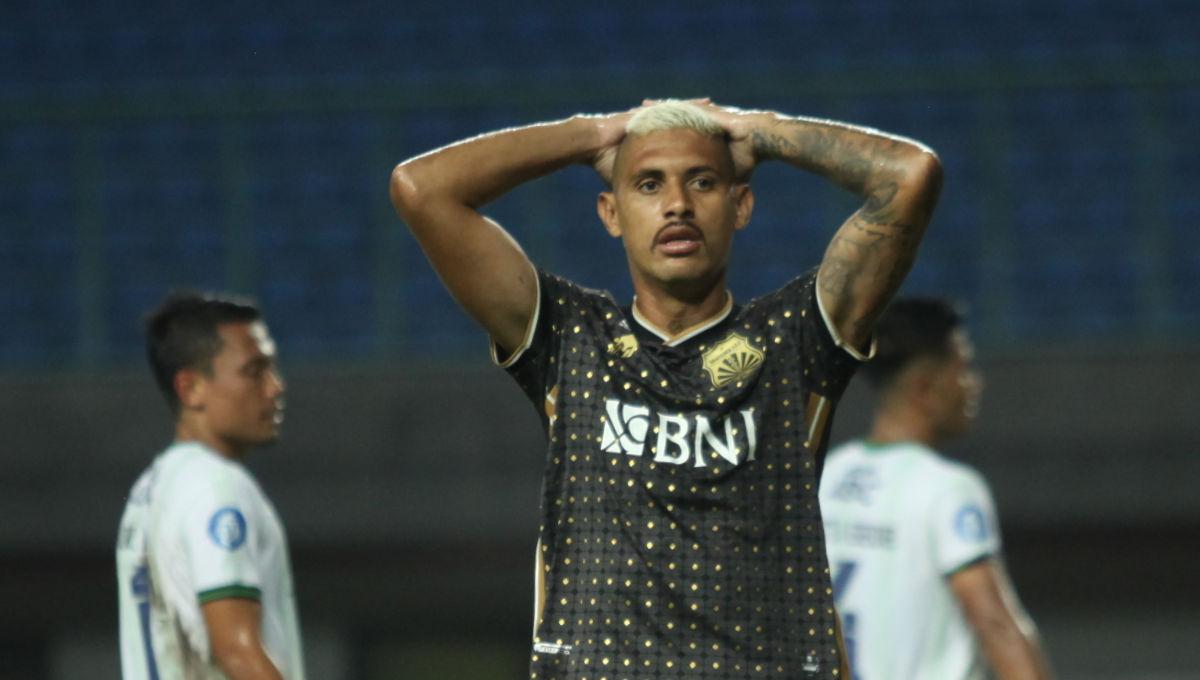 Ekspresi kekecewaan pemain Bhayangkara FC, Crislan Henrique da Silva usai gagal cetak gol ke gawang Persib pada laga pekan ke-13 Liga 1 2023/2024 di stadion Patriot, Sabtu (23/09/23).