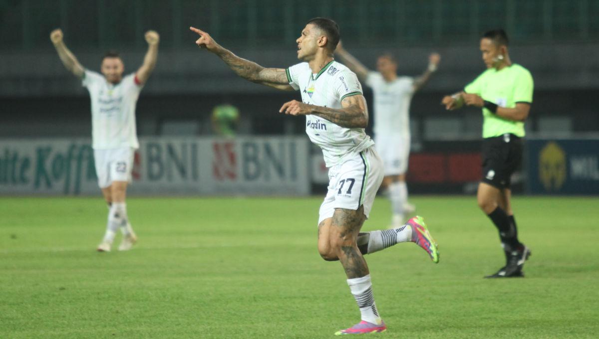 Selebrasi striker Persib, Ciro Alves usai cetak gol kemenangan ke gawang Bhayangkara FC pada laga pekan ke-13 Liga 1 2023/2024 di Stadion Patriot, Sabtu (23/09/23).