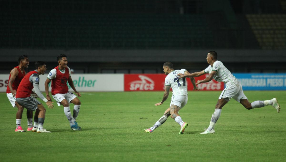 Selebrasi striker Persib, Ciro Alves usai cetak gol kemenangan ke gawang Bhayangkara FC pada laga pekan ke-13 Liga 1 2023/2024 di Stadion Patriot, Sabtu (23/09/23).