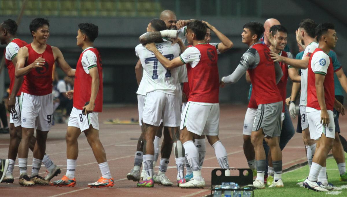 Selebrasi para pemain Persib atas gol yang dicetak Ciro Alves ke gawang Bhayangkara FC pada laga pekan ke-13 Liga 1 2023/2024 di Stadion Patriot, Sabtu (23/09/23).