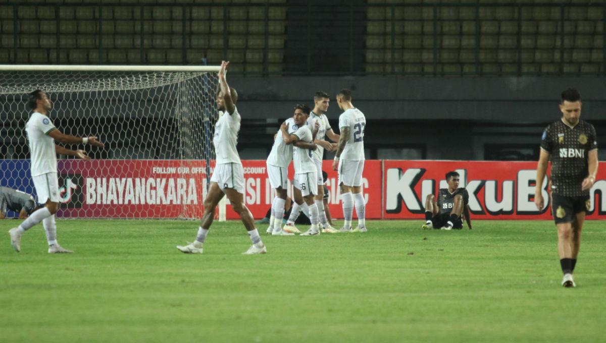 Kekecewaan pemain Bhayangkara FC usai dikalahkan Persib pada laga pekan ke-13 Liga 1 2023/2024 di Stadion Patriot, Sabtu (23/09/23).