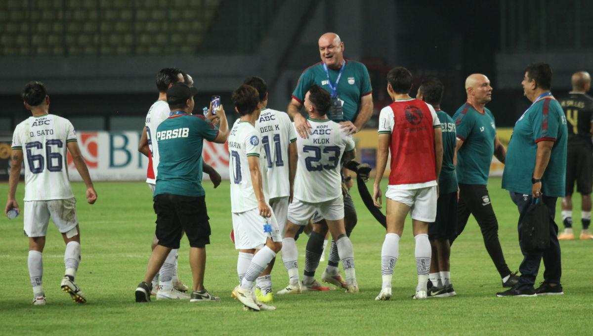 Pelatih Persib, Bojan Hodak diangkat Marc Klok usai mengalahkan Bhayangkara FC pada laga pekan ke-13 Liga 1 2023/2024 di Stadion Patriot, Sabtu (23/09/23).