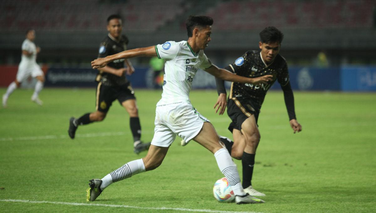 Pemain Persib mencoba melewati hadangan pemain Bhayangkara FC, David Maulana pada laga pekan ke-13 Liga 1 2023/2024 di Stadion Patriot, Sabtu (23/09/23).