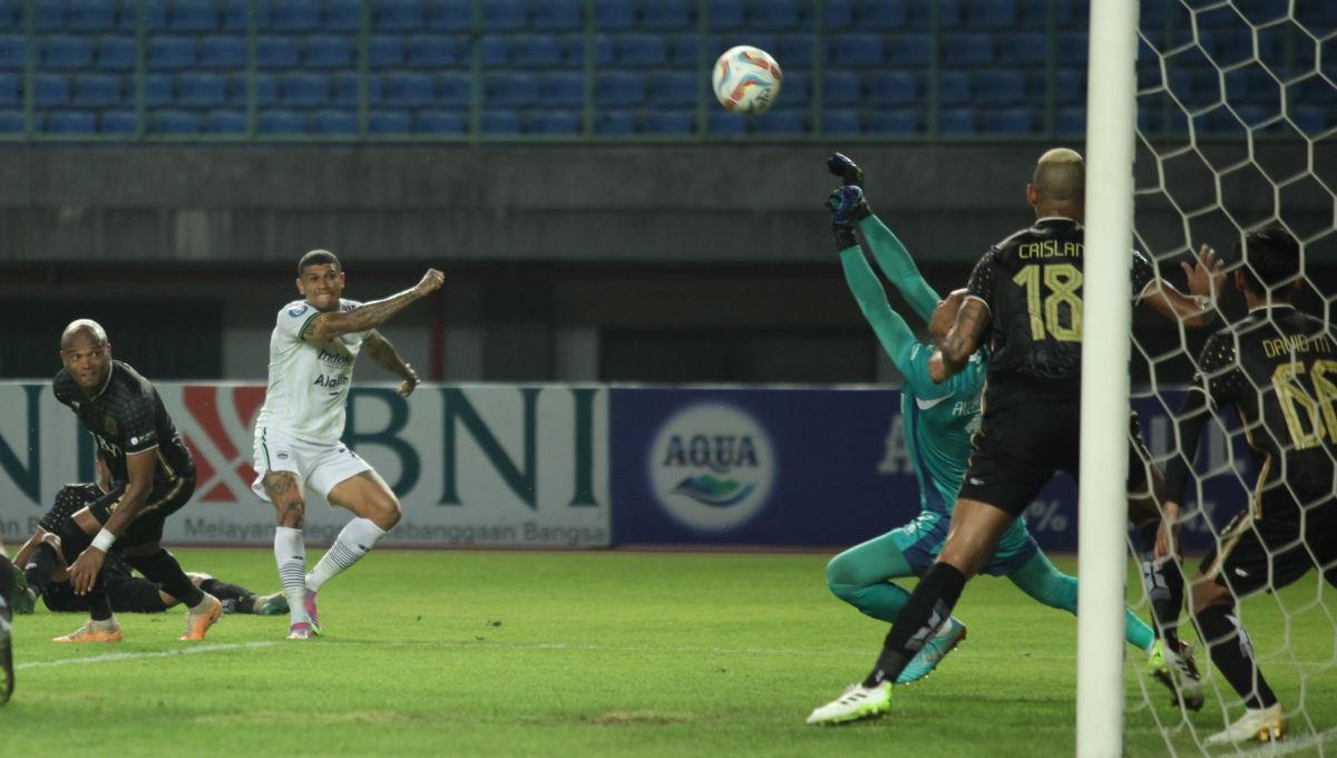 Kiper Bhayangkara FC, Awan Setho berhasil menghalau tendangan striker Persib, David da Silva pada laga pekan ke-13 Liga 1 2023/2024 di Stadion Patriot, Sabtu (23/09/23).