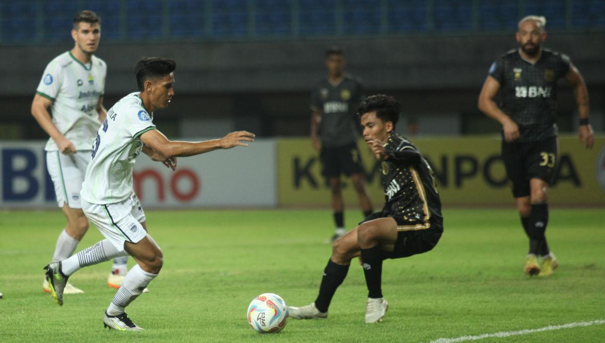 Pemain Persib mencoba melewati hadangan pemain Bhayangkara FC, David Maulana pada laga pekan ke-13 Liga 1 2023/2024 di Stadion Patriot, Sabtu (23/09/23).