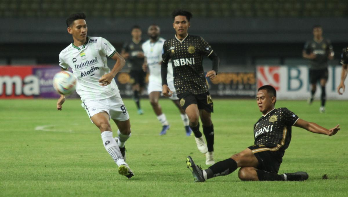 Pemain Bhayangkara FC menghalau bola yang mengarah ke pemain Persib pada laga pekan ke-13 Liga 1 2023/2024 di Stadion Patriot, Sabtu (23/09/23).