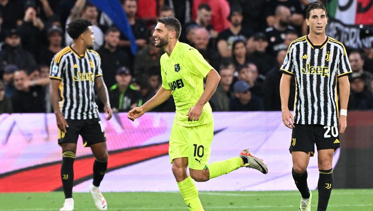 Domenico Berardi merayakan golnya di laga Sassuolo vs Juventus (23/09/23). (Foto: REUTERS/Alberto Lingria) - INDOSPORT