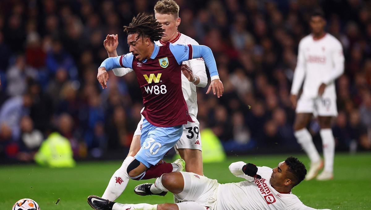 Luca Koleosho (tengah) mendapat hadangan dari Casemiro di laga Burnley vs Manchester United (24/09/23). (Foto: REUTERS/Carl Recine)