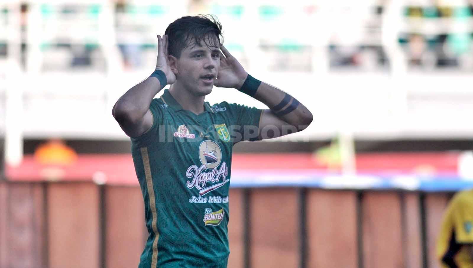 Selebrasi Bruno Moreira setelah mencetak gol ke gawang Arema FC pada menit ke-24 dalam laga pekan ke-13 Liga 1 2023-2024 di Stadion Gelora Bung Tomo, Surabaya. (Foto: Fitra Herdian/INDOSPORT)
