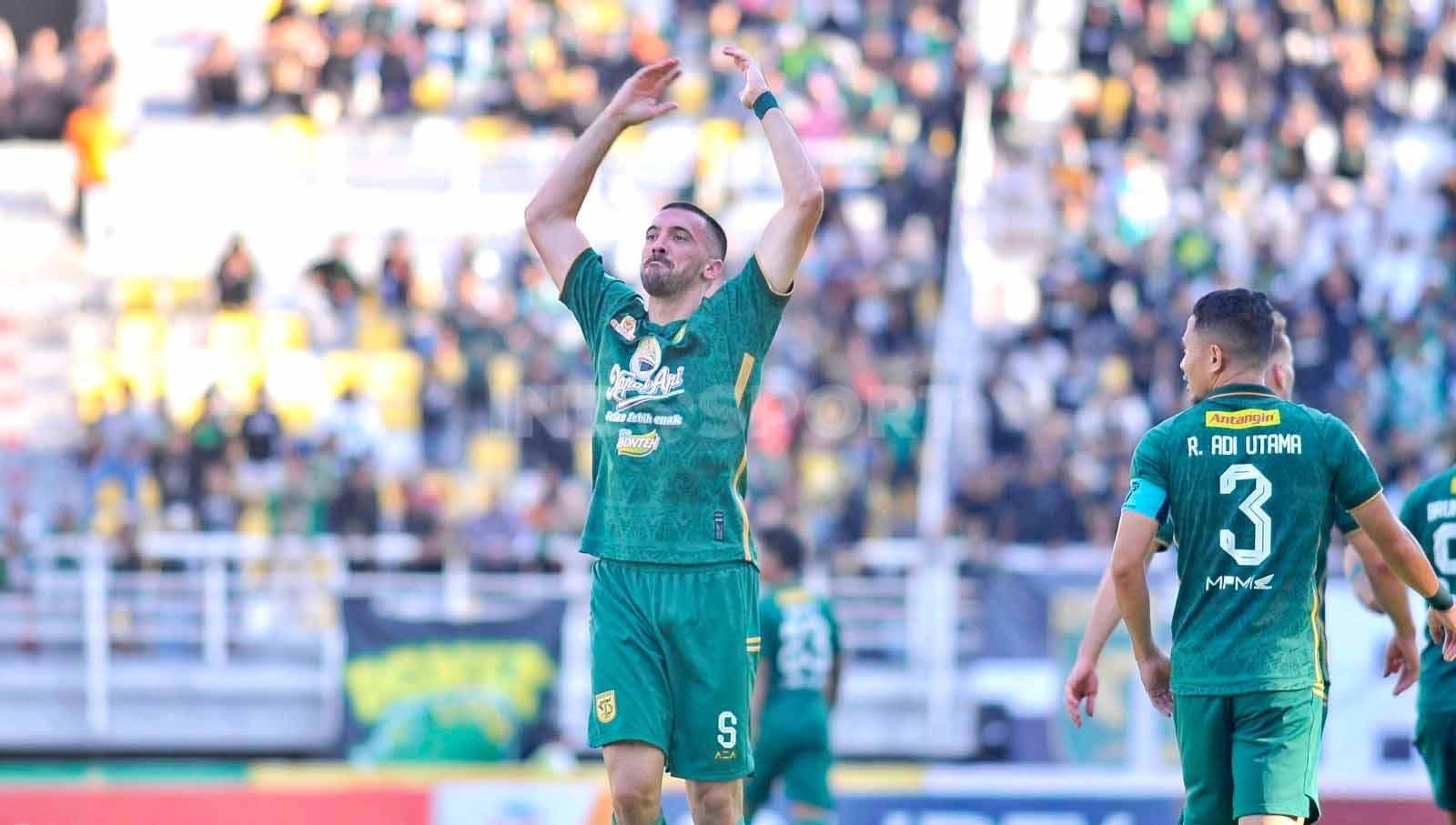 Dusan Stevanovic merayakan gol yang dicetak ke gawang Arema FC dalam laga pekan ke-13 Liga 1 2023-2024 di Stadion Gelora Bung Tomo (GBT), Surabaya. (Foto: Fitra Herdian/INDOSPORT)