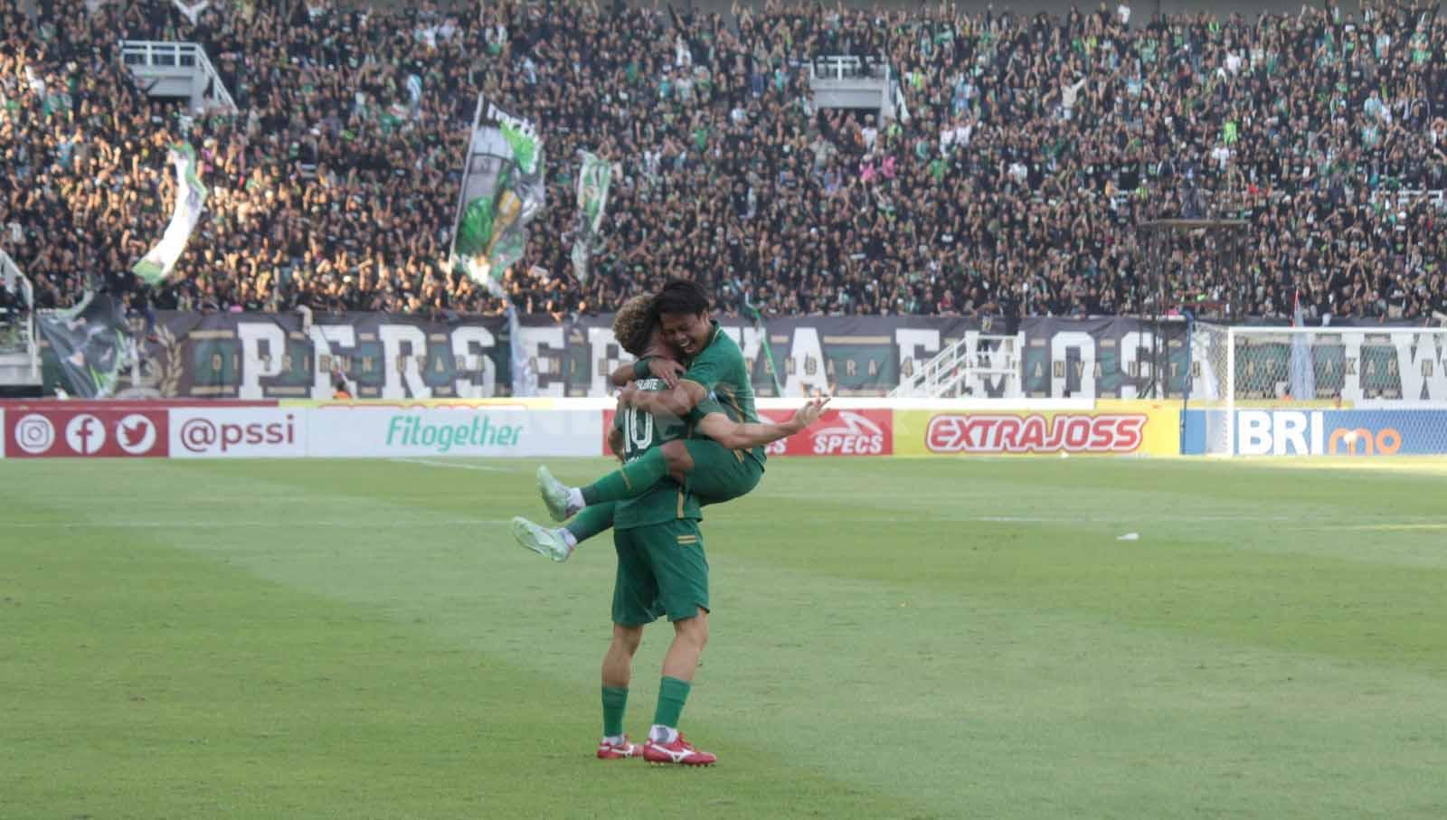 Selebrasi Ze Valente setelah mencetak gol ke gawang Arema FC pada menit ke-50 dalam laga pekan ke-13 Liga 1 2023-2024 di Stadion Gelora Bung Tomo, Surabaya. (Foto: Fitra Herdian/INDOSPORT)