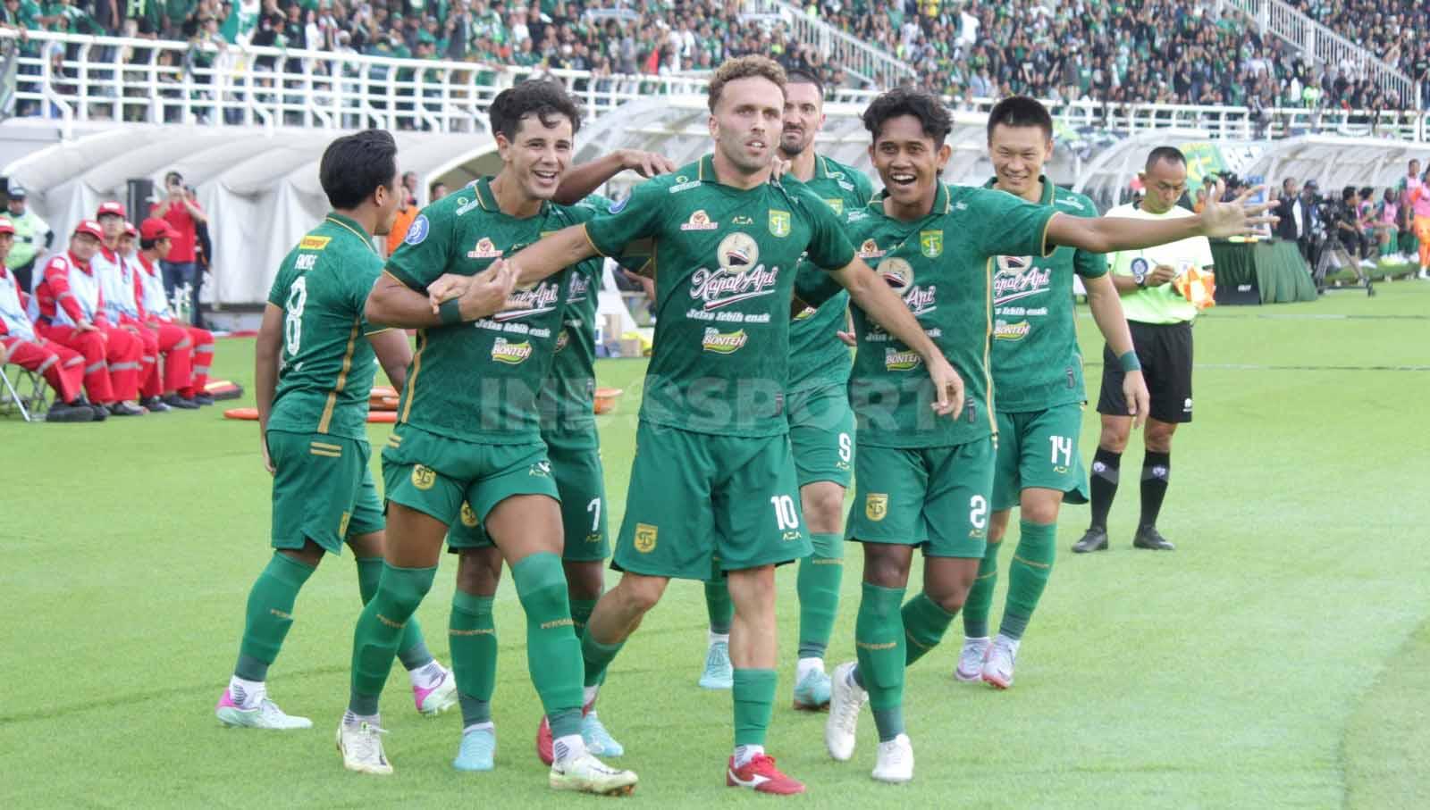 Ze Valente bersama pemain Persebaya lain merayakan gol ketiga yang dicetak pada awal menit babak kedua dalam laga pekan ke-13 Liga 1 2023-2024 di Stadion Gelora Bung Tomo, Surabaya. (Foto: Fitra Herdian/INDOSPORT)