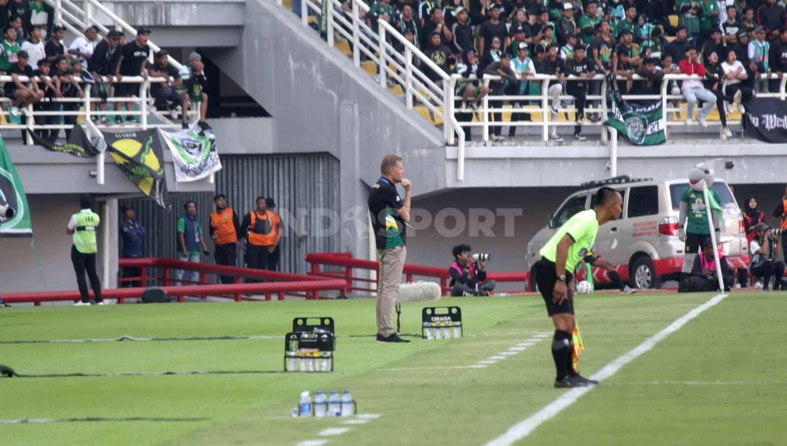 Josep Gombau tegang melihat timnya mulai banyak menerima tekanan dari Arema FC setelah unggul 3-0 dalam laga pekan ke-13 Liga 1 2023-2024 di Stadion Gelora Bung Tomo, Surabaya. (Foto: Fitra Herdian/INDOSPORT)